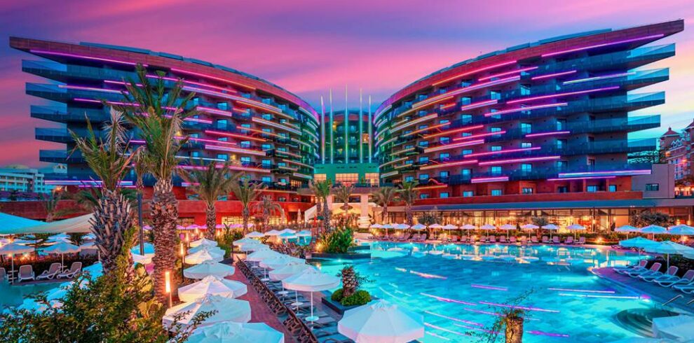 Zona de piscinas del complejo Calyptus Kirman Premium