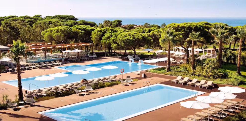 Piscina infinita no EPIC SANA Algarve com vista para o Atlântico