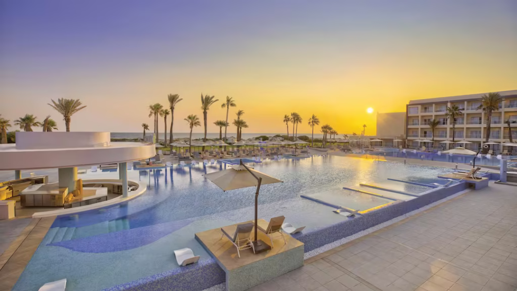 Piscina exterior e vista para o mar no Hilton Skanes Monastir Resort