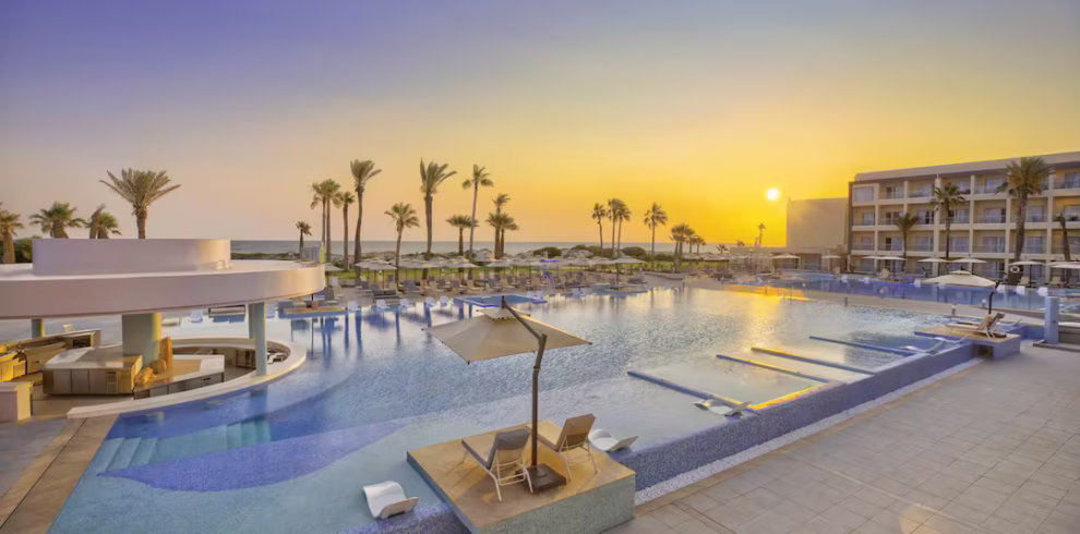 Piscine extérieure et vue sur la mer au Hilton Skanes Monastir Resort