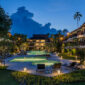 Vista nocturna do Amari Koh Samui com piscinas iluminadas e ambiente tropical