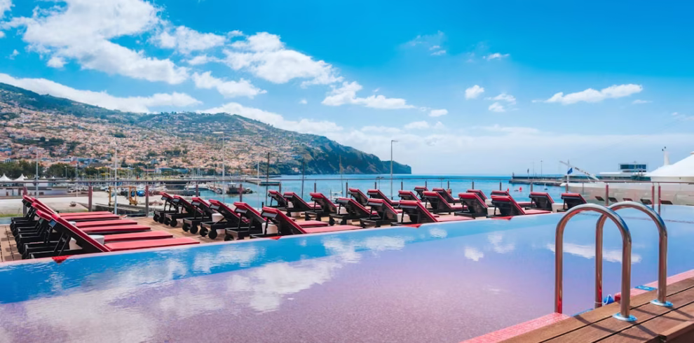 Vista de la piscina de la azotea del Pestana CR7 Funchal