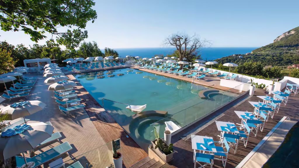 Piscina de beiral infinito no Tui Blue Nastro Azzurro com vista panorâmica