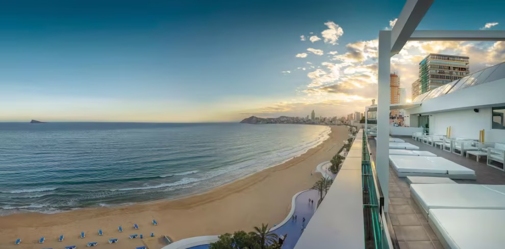 Vista em frente à praia do Hotel Villa del Mar Benidorm com tudo incluído