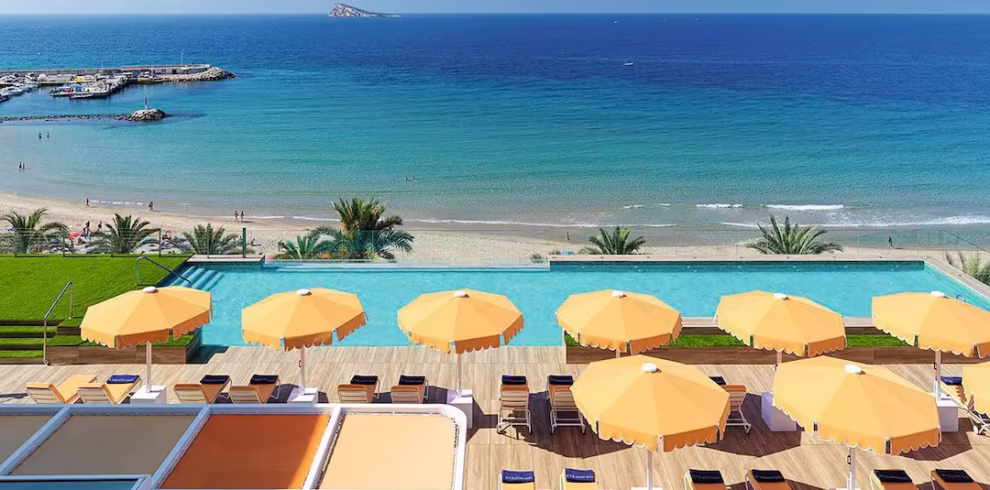 Vue sur la piscine sur le toit du H10 Porto Poniente Benidorm